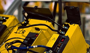 How to Choose Between Servo Drive and VFD?